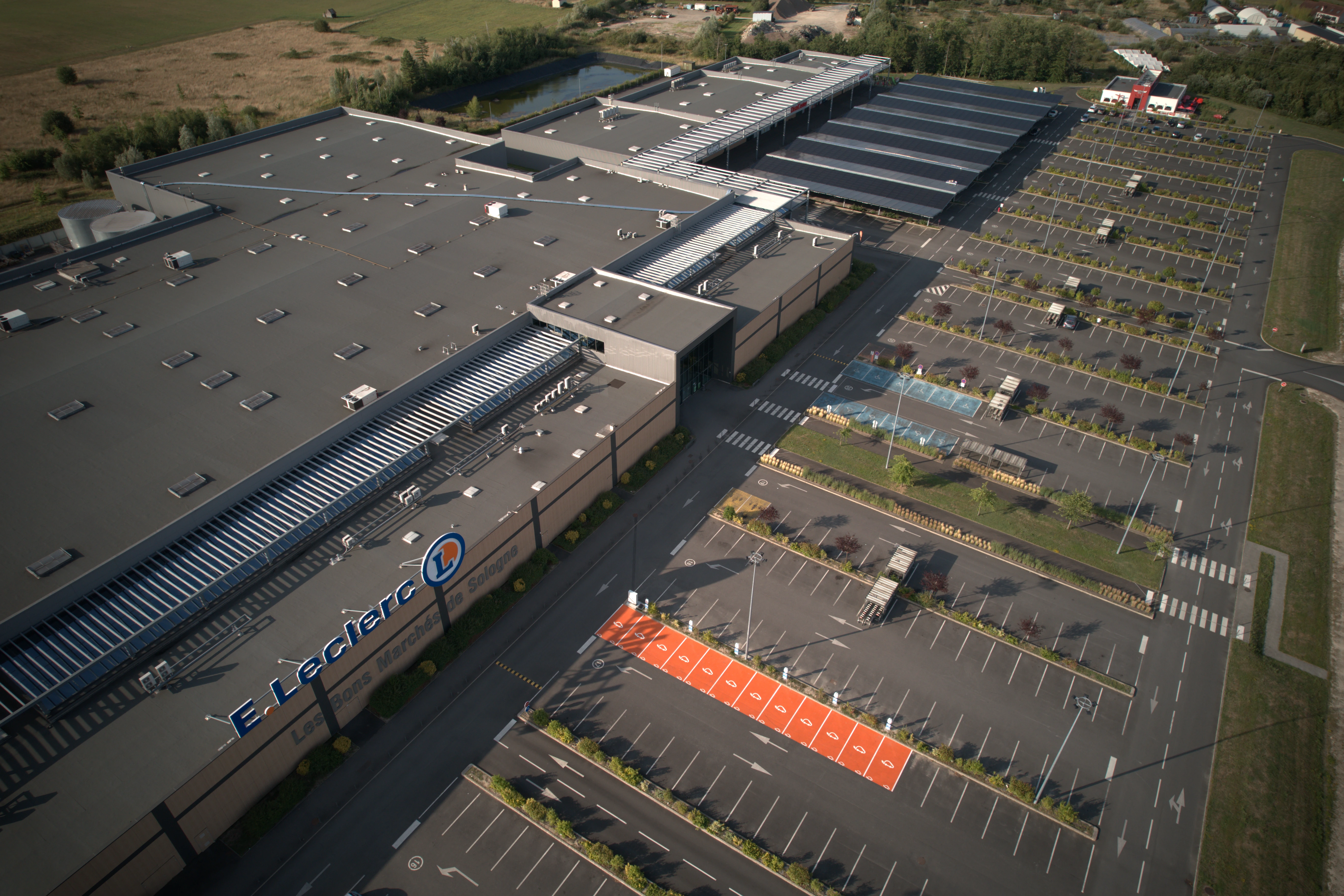 Ombrières solaires reliées au Leclerc de Romorantin (41)