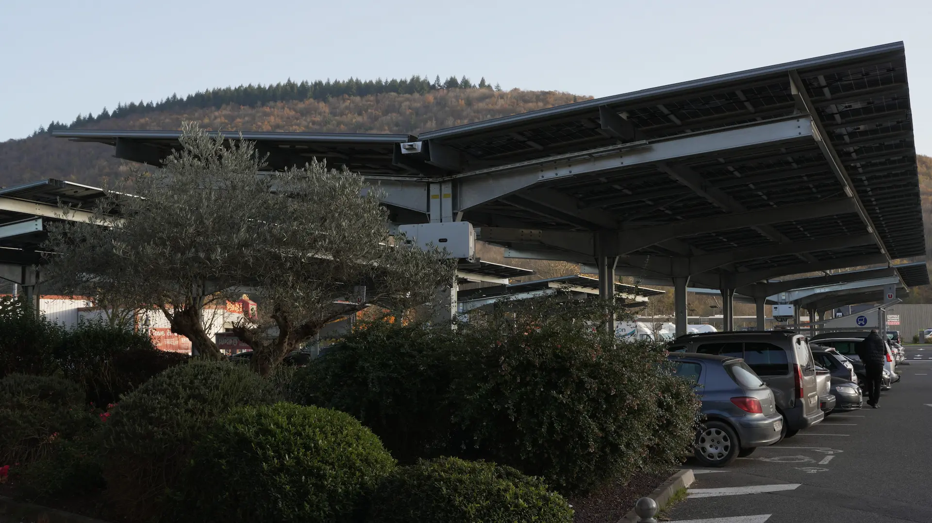 Des ombrières de parking solaires pour couvrir le Super U de Huos (31)