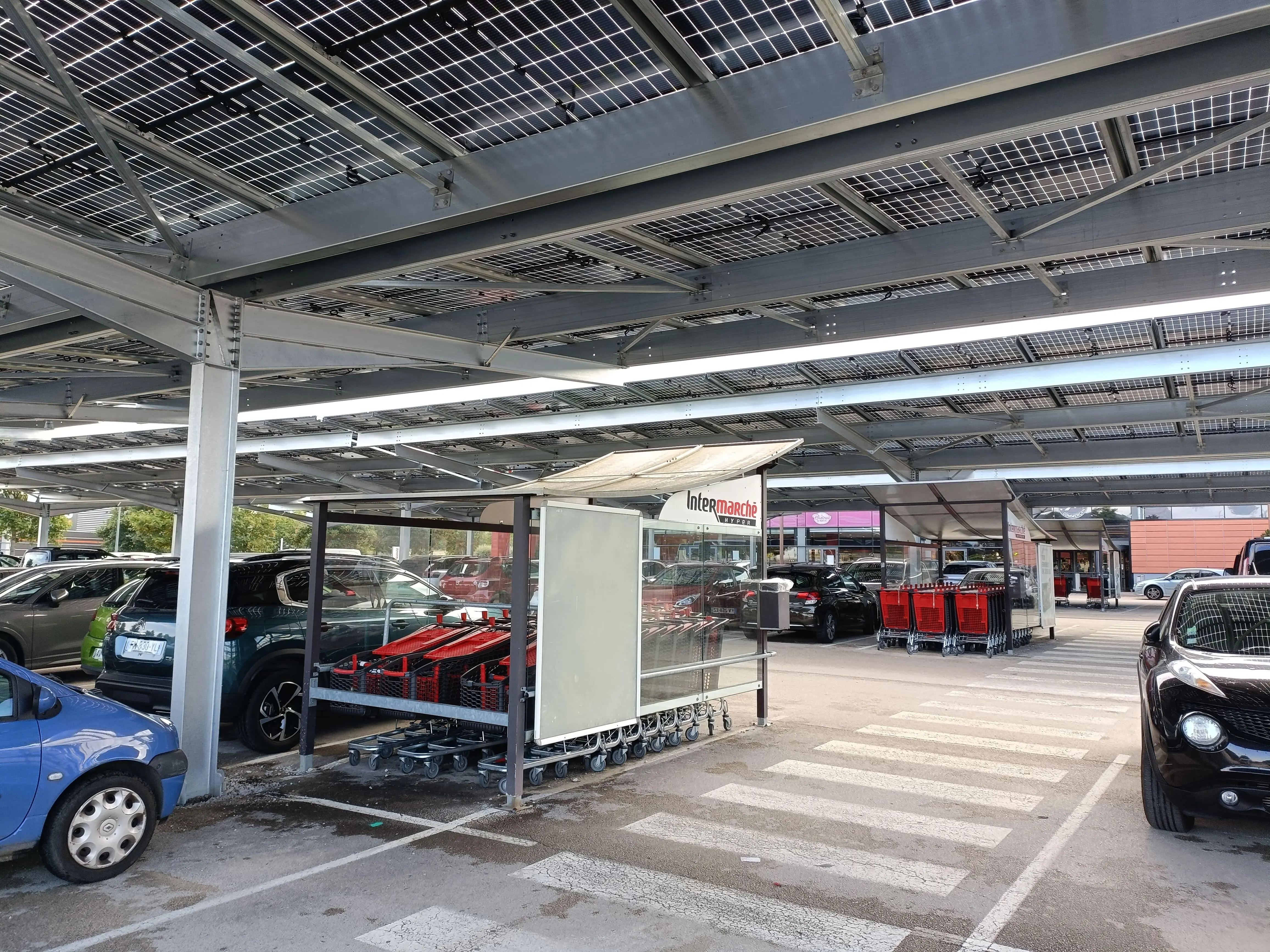 Des ombrières bipentes pour couvrir le Parking de l'Intermaché de Dole (39)