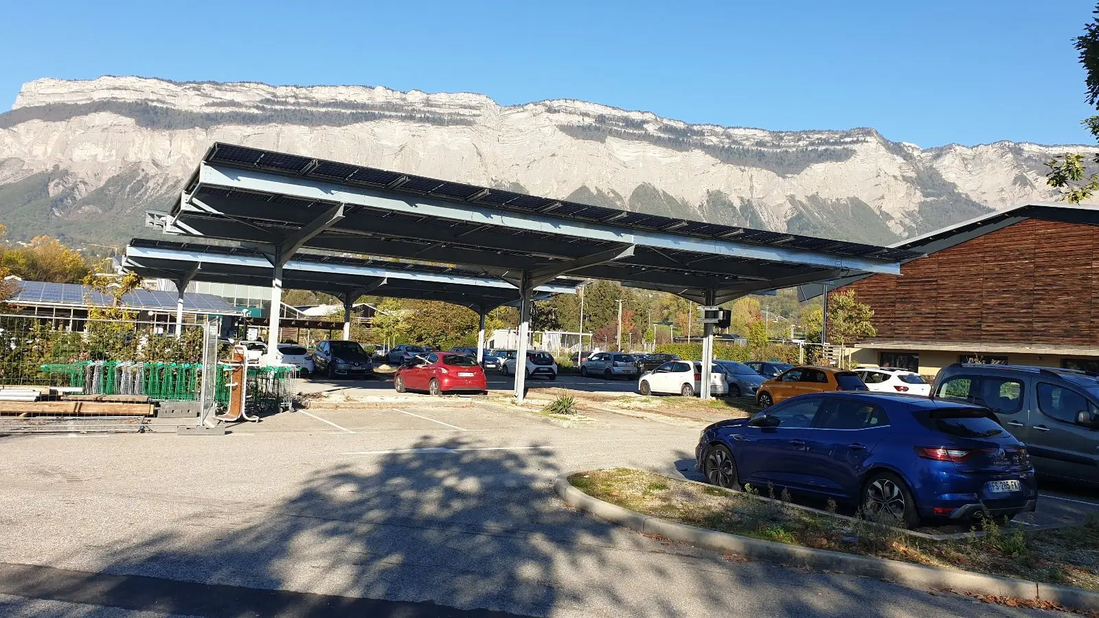 Des ombrières solaires bipentes viennent couvrir le parking de l'enseigne Botanic à Montbonnot-Saint-Martin (38)