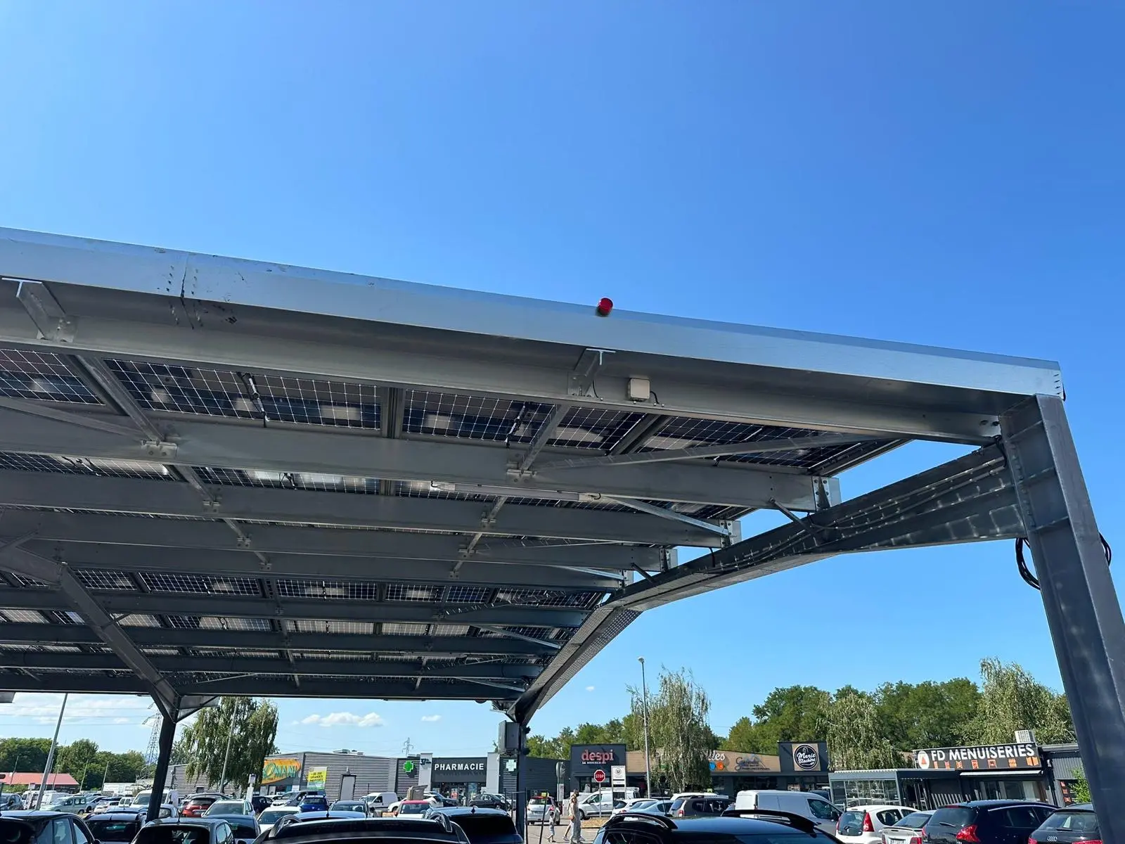 A Perreux, des nouvelles ombrières pour couvrir le parking du Super U (42)