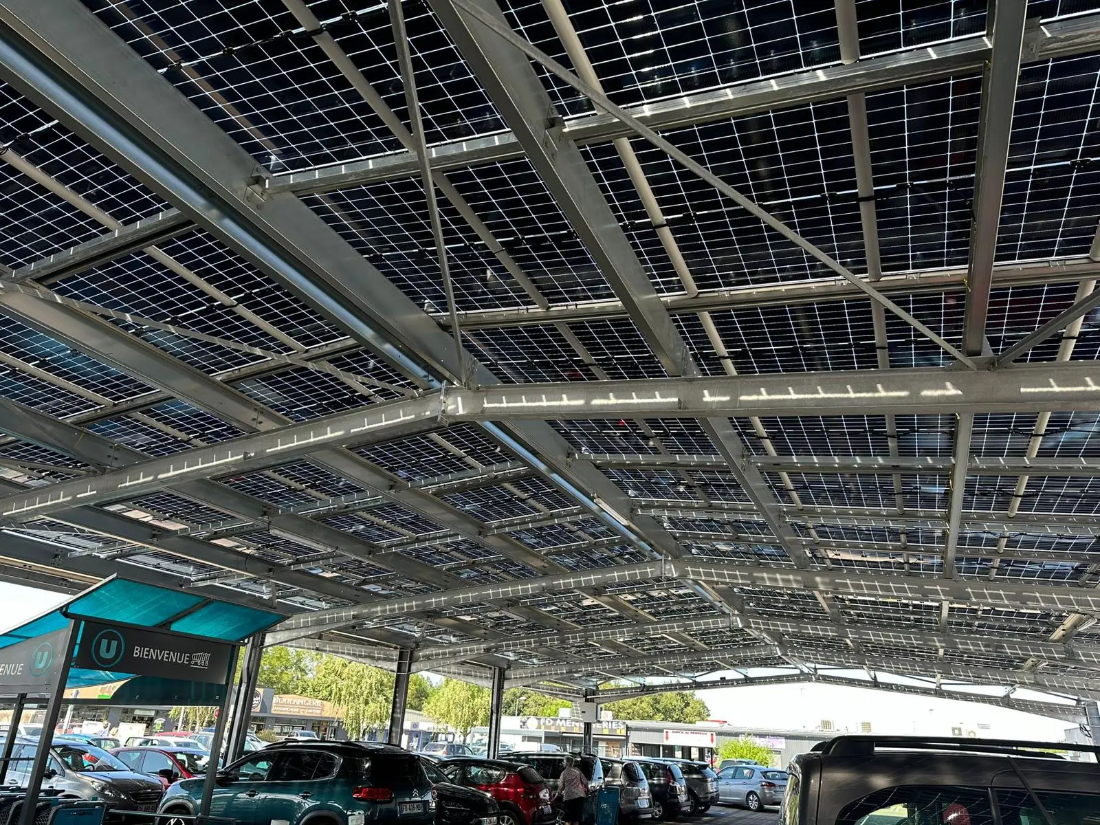 A Perreux, des nouvelles ombrières pour couvrir le parking du Super U (42)