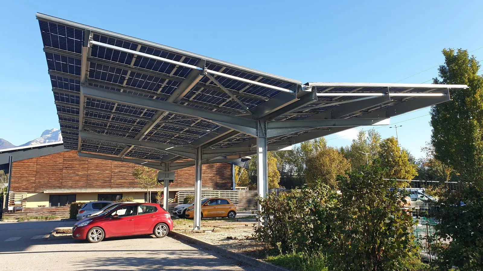 Des ombrières solaires bipentes viennent couvrir le parking de l'enseigne Botanic à Montbonnot-Saint-Martin (38)
