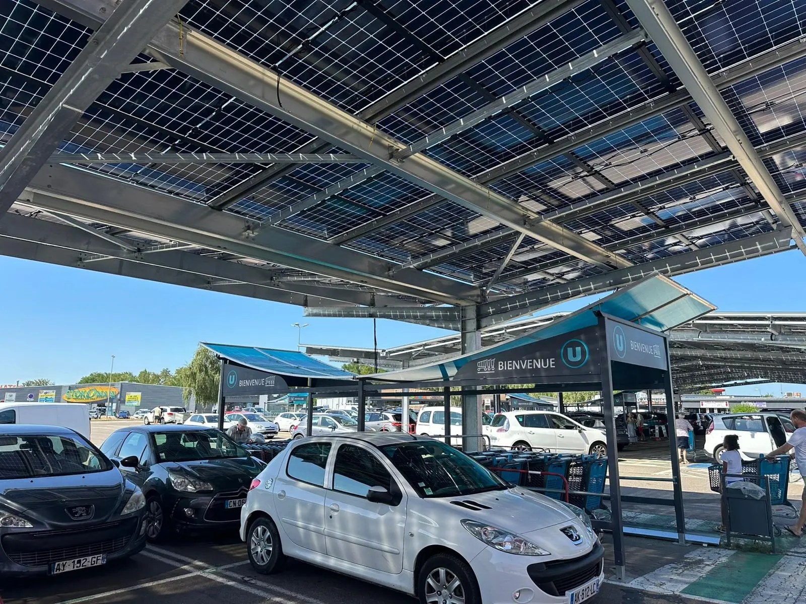 A Perreux, des nouvelles ombrières pour couvrir le parking du Super U (42)