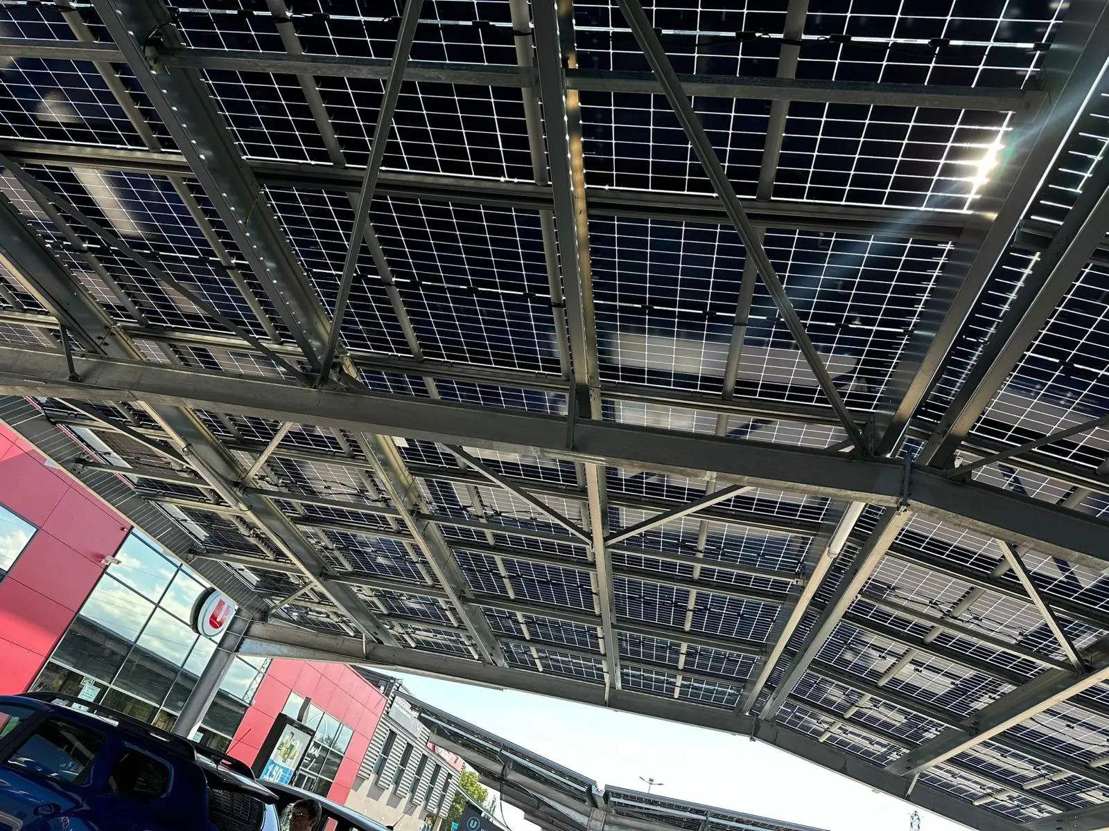 A Perreux, des nouvelles ombrières pour couvrir le parking du Super U (42)