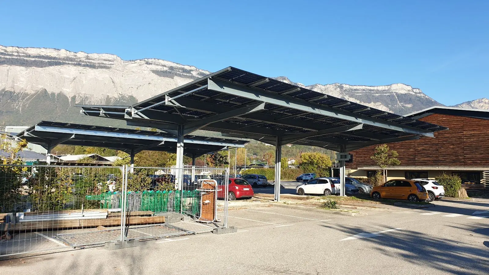 Des ombrières solaires bipentes viennent couvrir le parking de l'enseigne Botanic à Montbonnot-Saint-Martin (38)