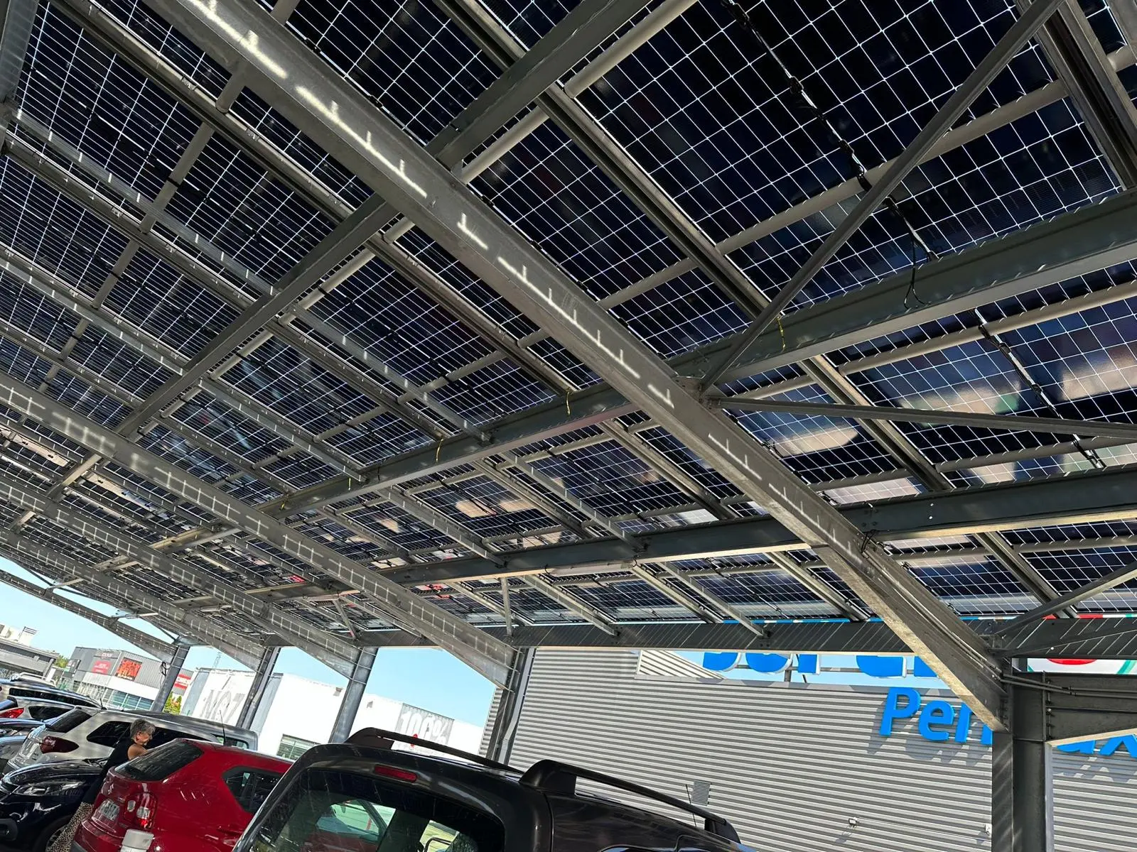 A Perreux, des nouvelles ombrières pour couvrir le parking du Super U (42)