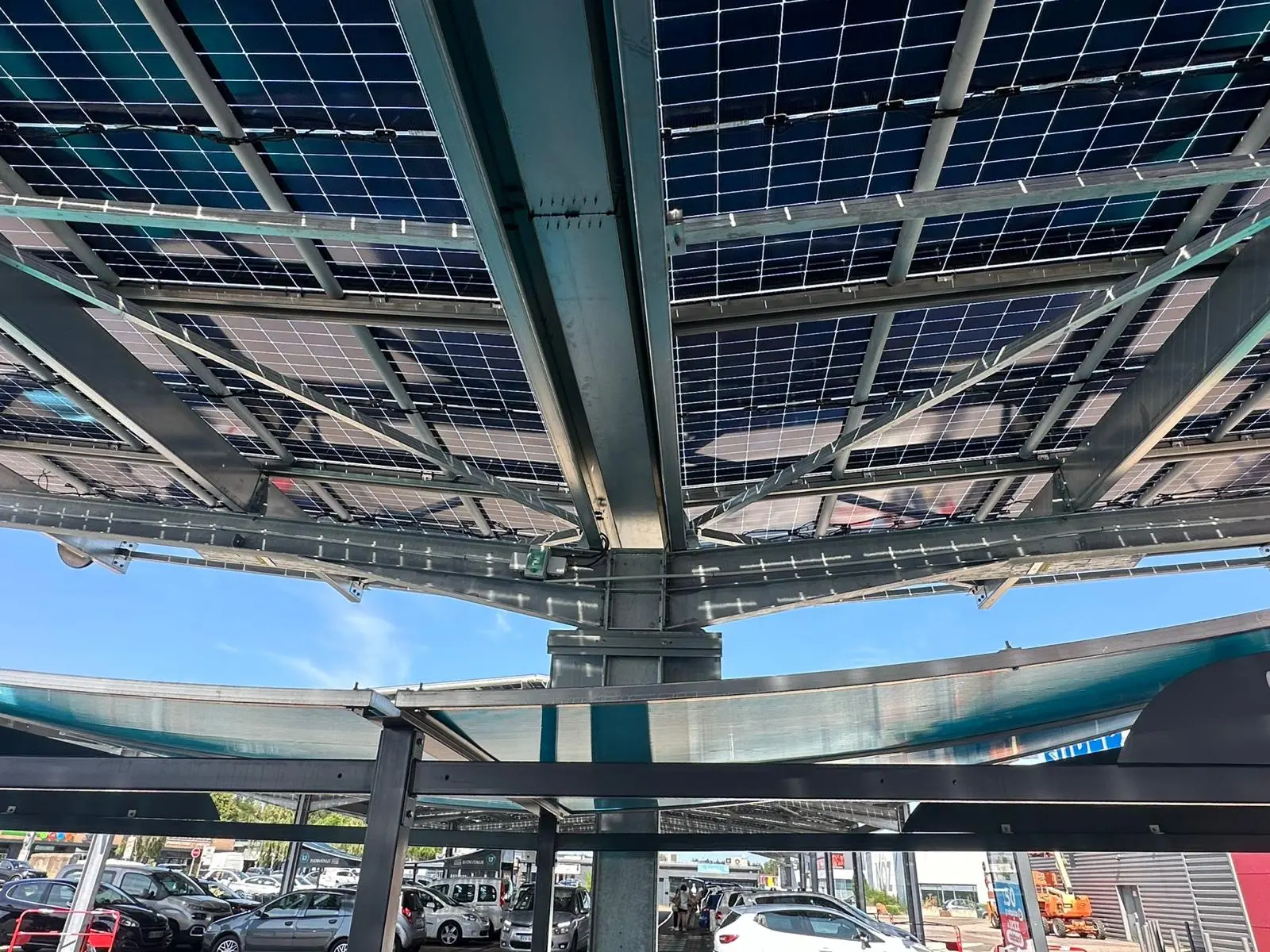 A Perreux, des nouvelles ombrières pour couvrir le parking du Super U (42)