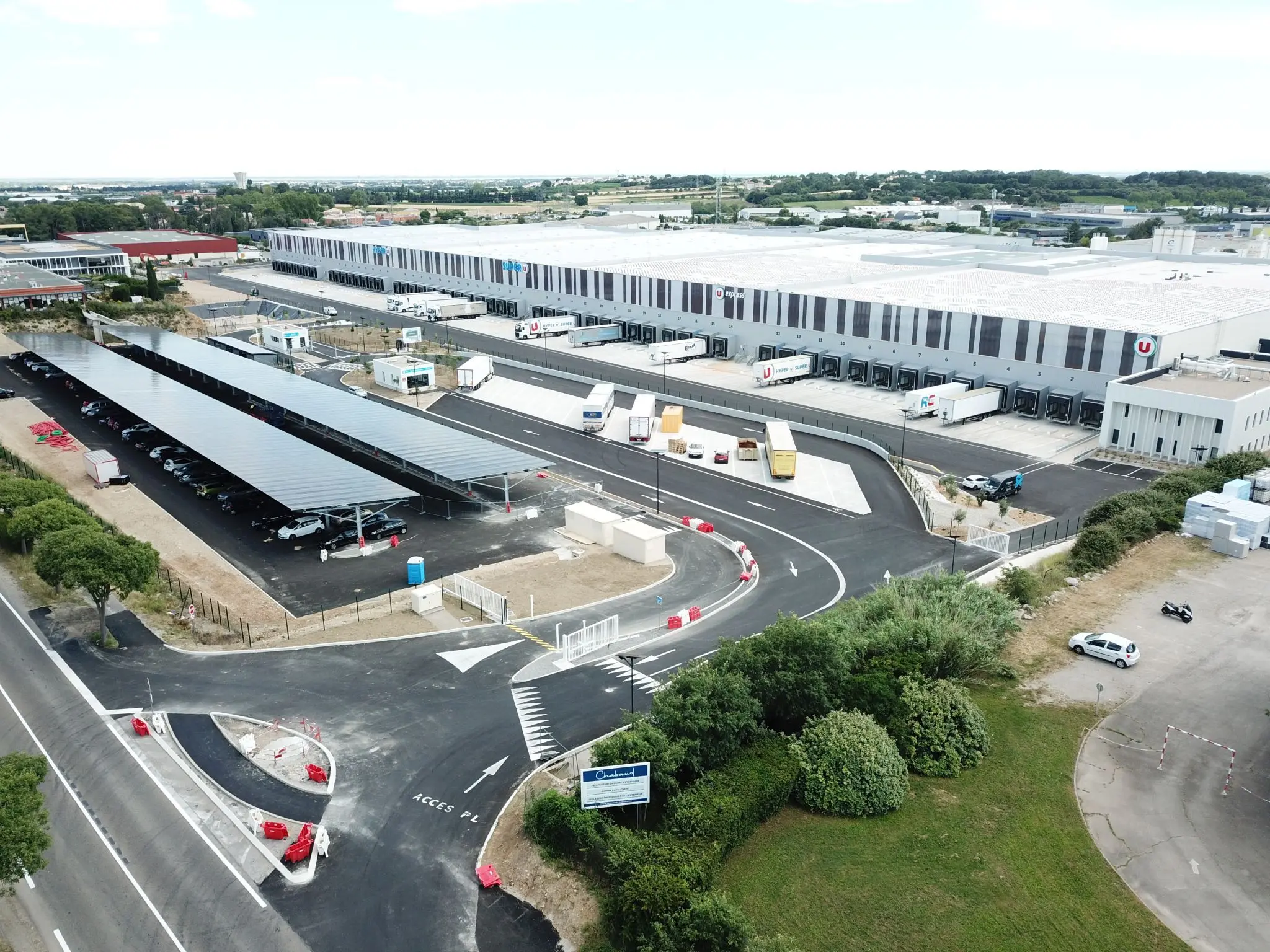 Plus de 3500m² de parking couverts par des ombrières au U Log de Vendargues (34)