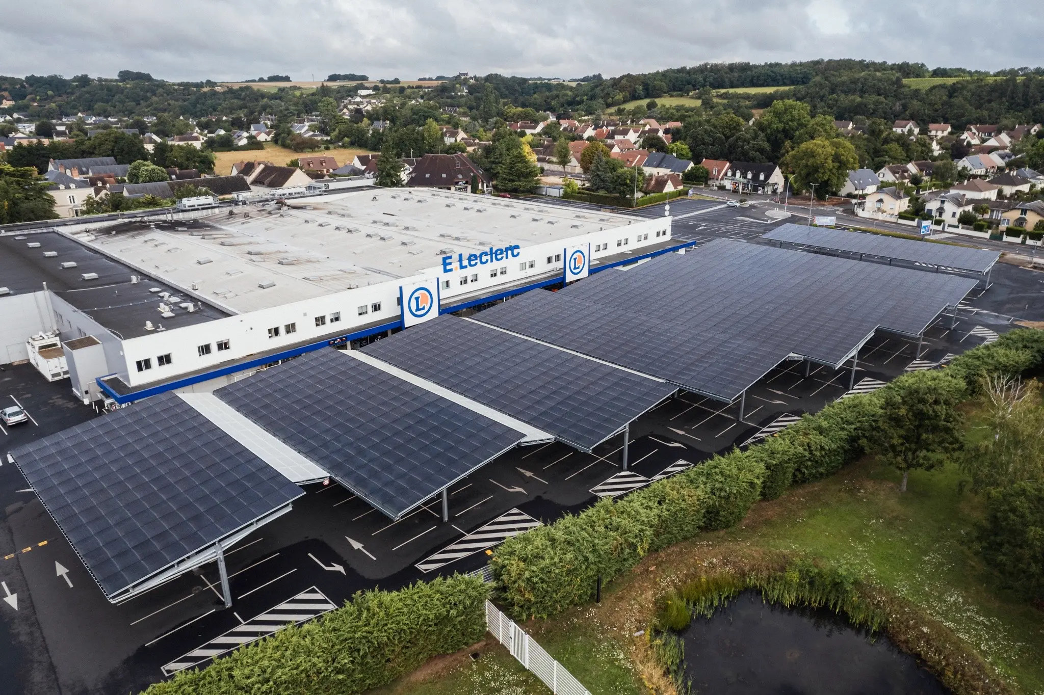 Installation d'Ombrières photovoltaïques au Leclerc de Vendôme (41)