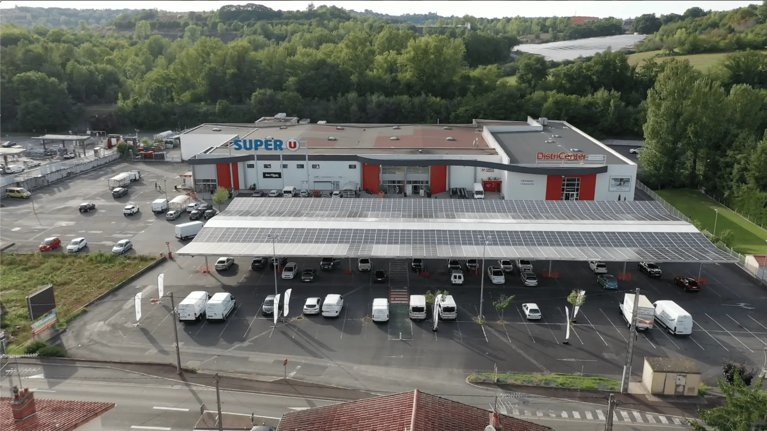 Le Super U de Blayes-les-Mines s'équipe d'ombrières photovoltaïques pour couvrir son parking (81)