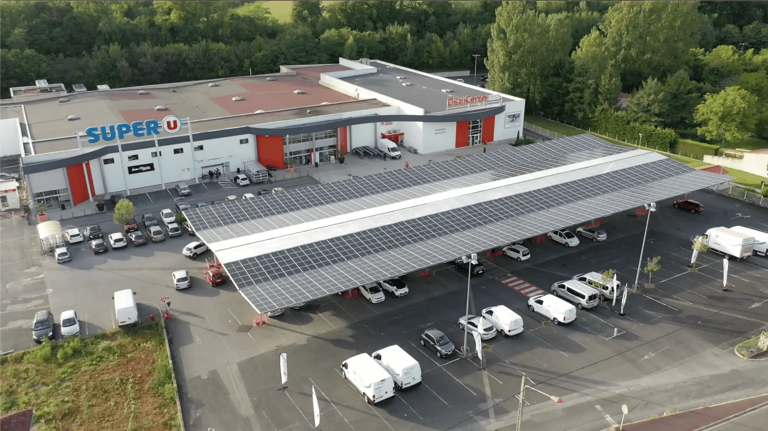 Le Super U de Blayes-les-Mines s'équipe d'ombrières photovoltaïques pour couvrir son parking (81)
