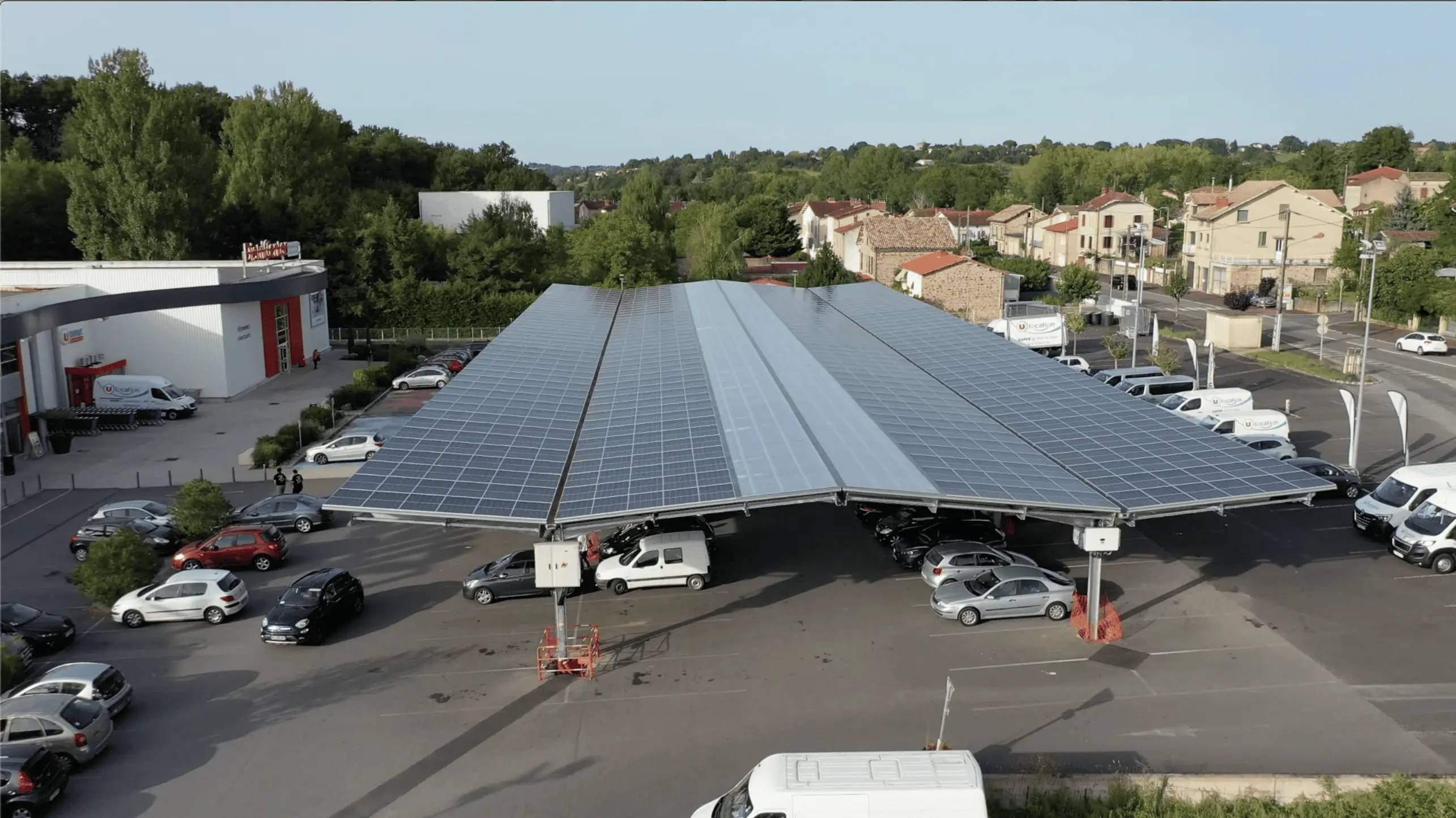 Le Super U de Blayes-les-Mines s'équipe d'ombrières photovoltaïques pour couvrir son parking (81)