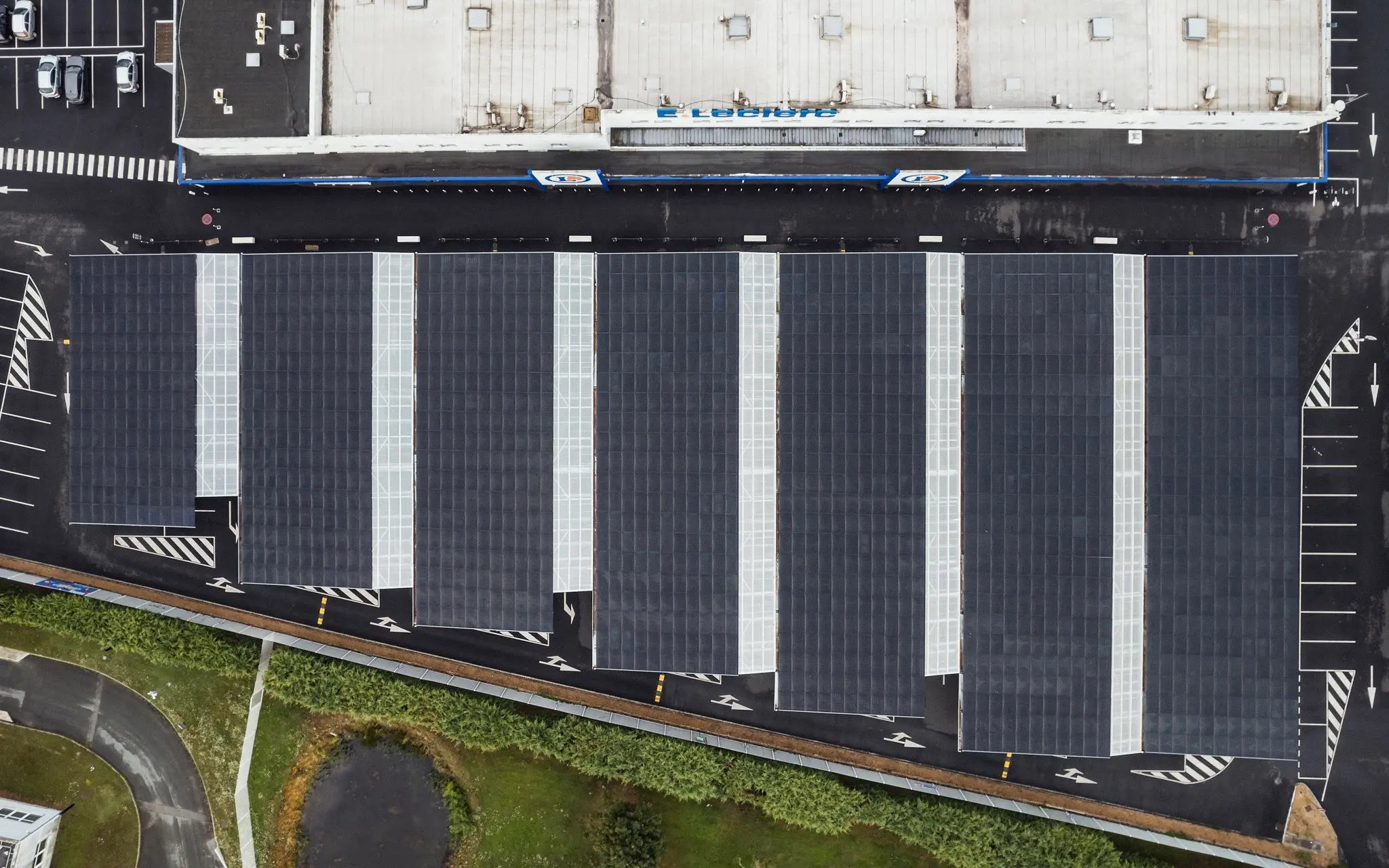 Installation d'Ombrières photovoltaïques au Leclerc de Vendôme (41)