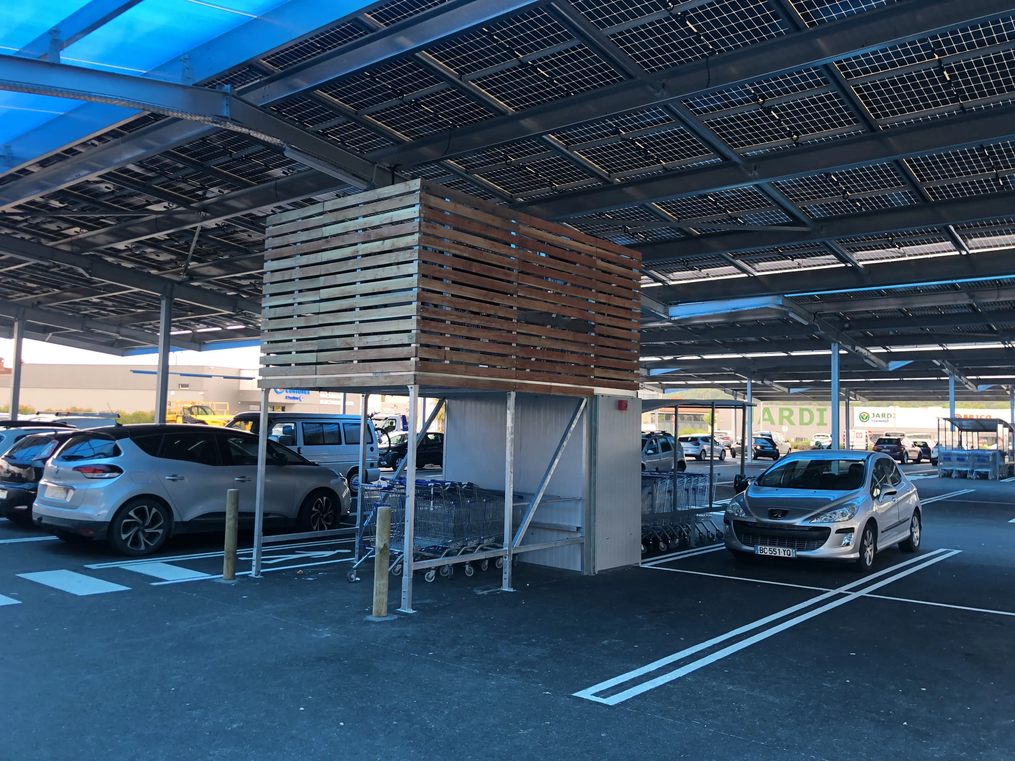 Leclerc opte pour des ombrières de parking à Biars-Sur-Cère (46)
