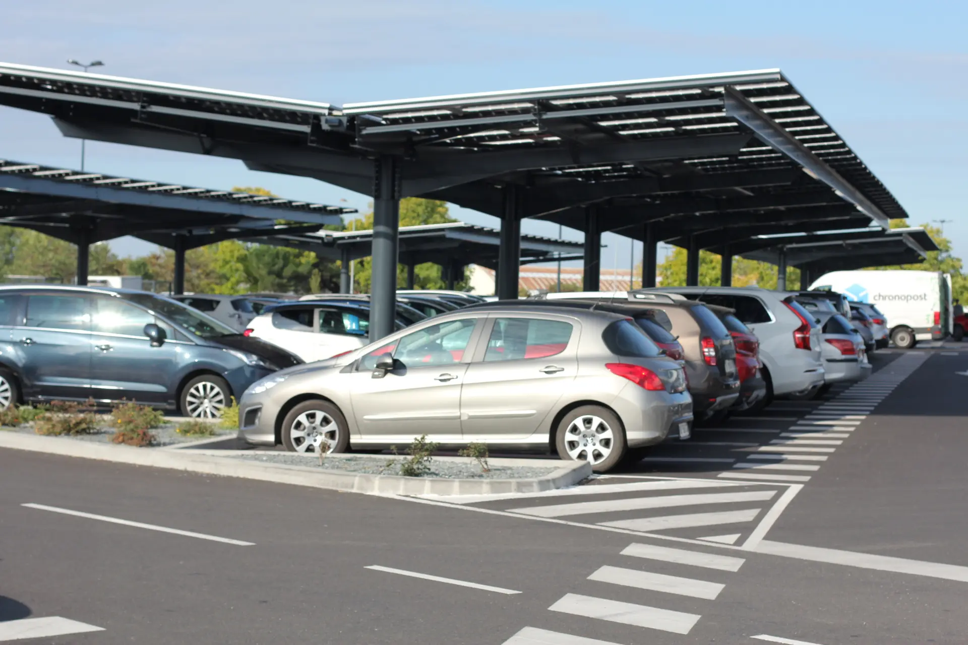 Ombrières photovoltaïques au E. Leclerc de Niort : confort et économies (79)