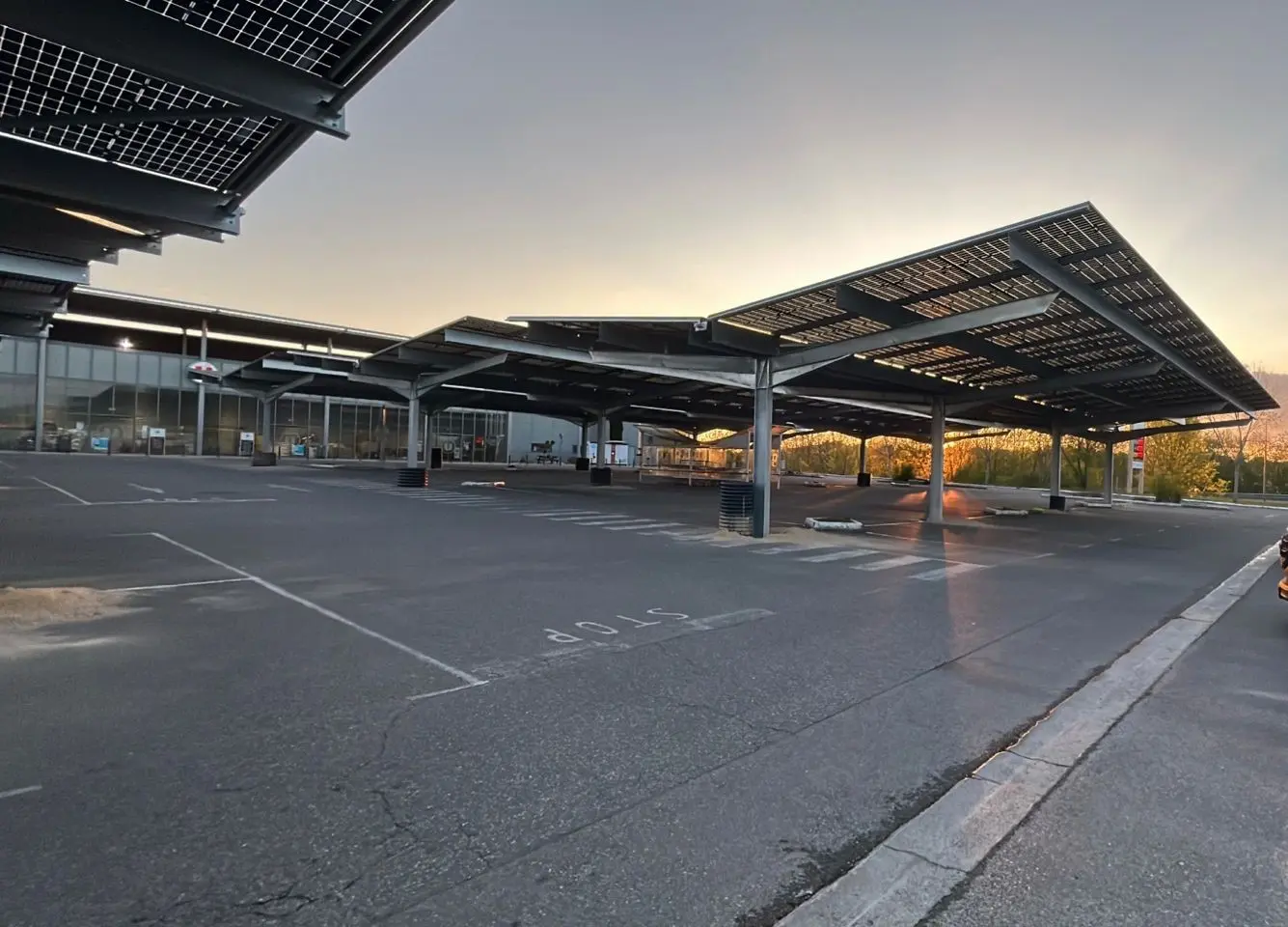 Installation d'ombrières de parking au Super U de Caussade (83)