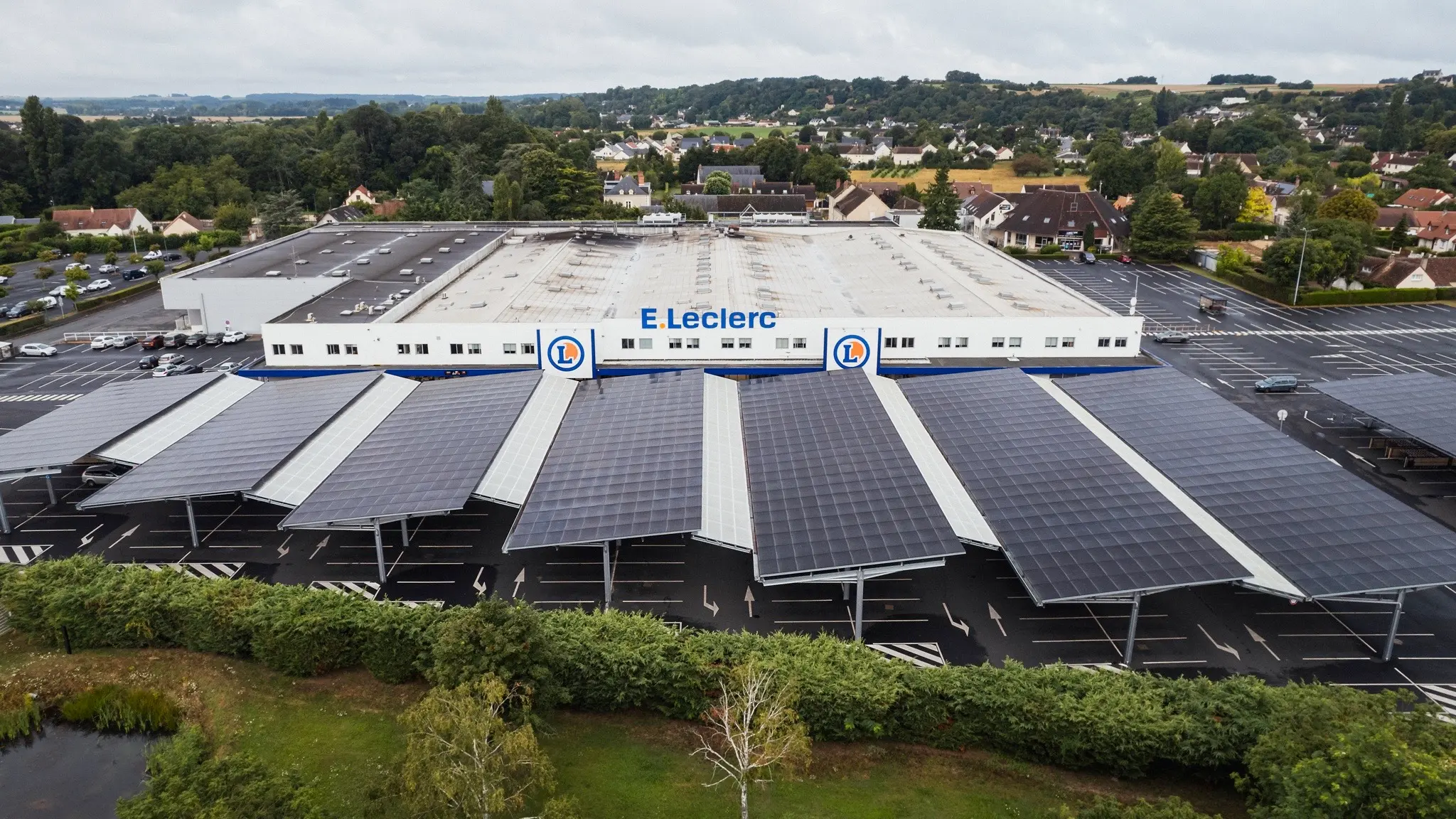 Installation d'Ombrières photovoltaïques au Leclerc de Vendôme (41)