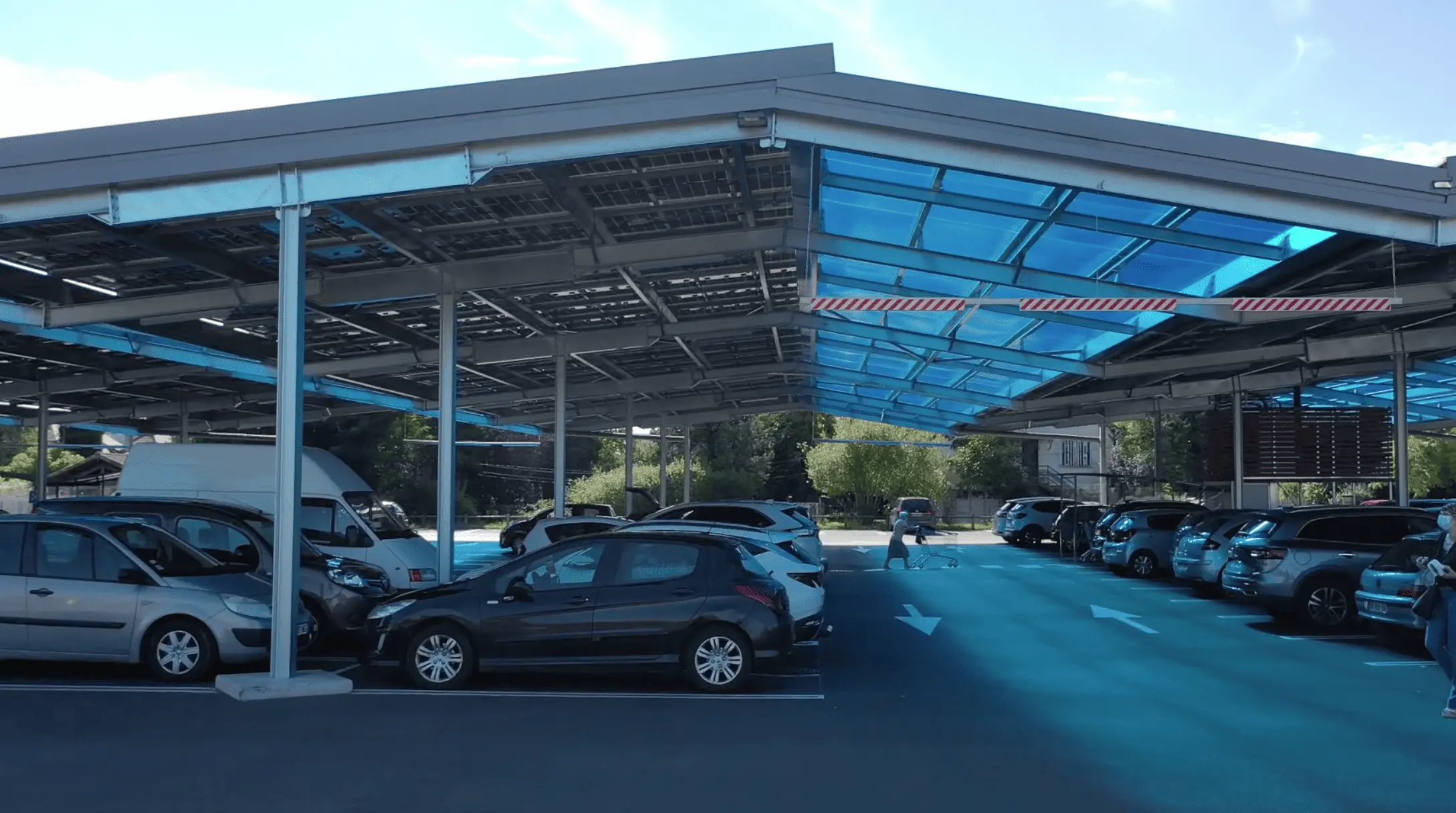 Leclerc opte pour des ombrières de parking à Biars-Sur-Cère (46)