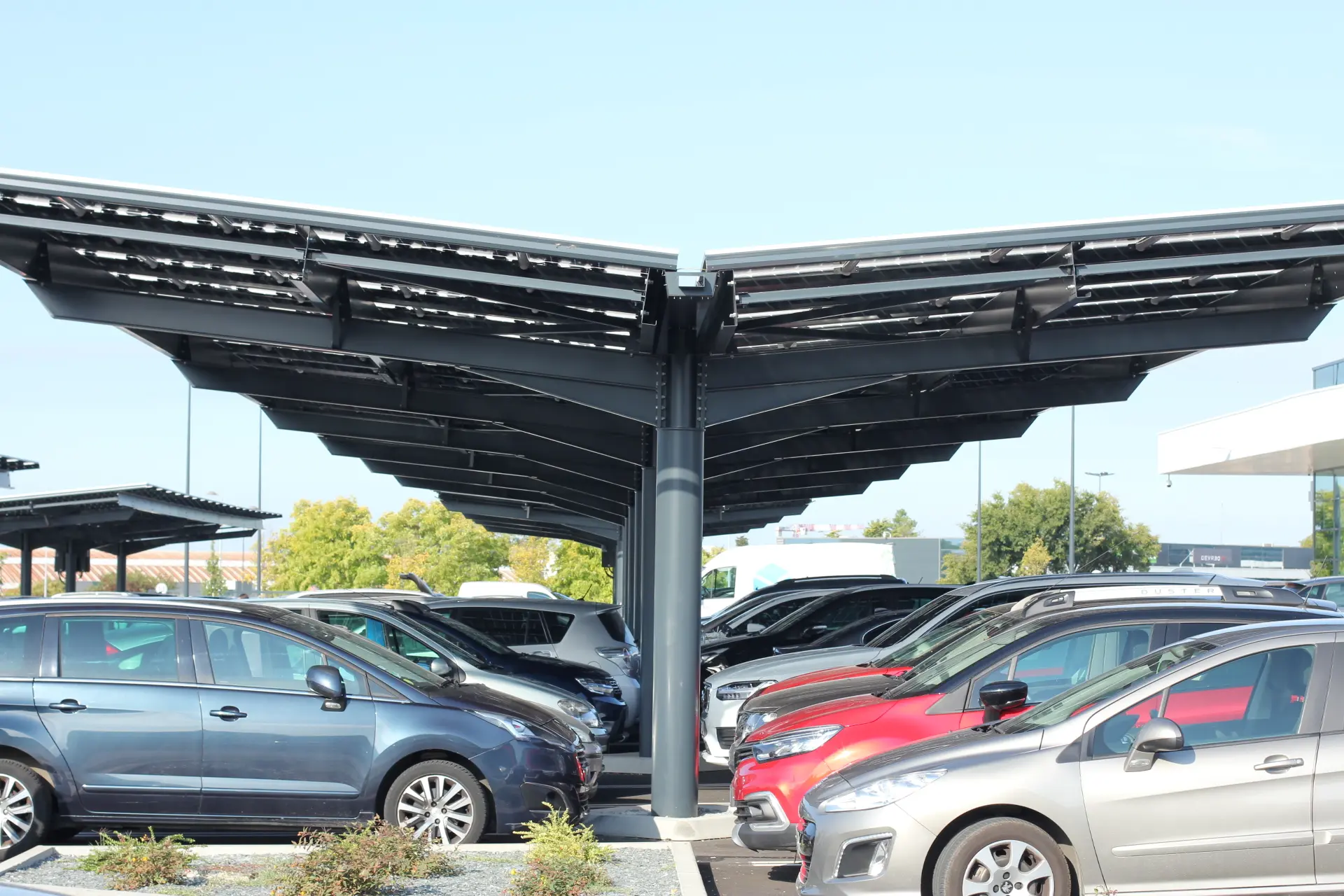 Ombrières photovoltaïques au E. Leclerc de Niort : confort et économies (79)