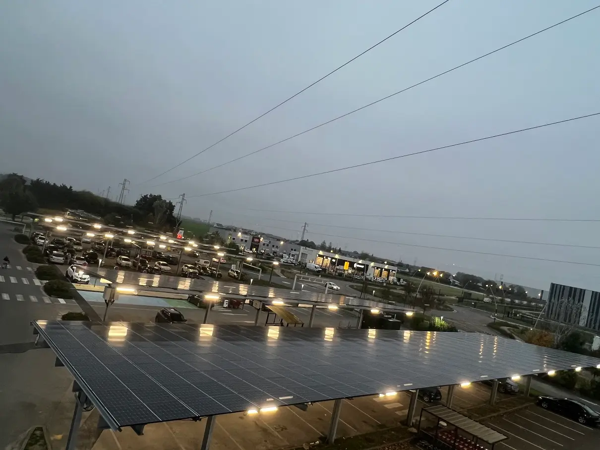 Ombrières solaires à l'Intermarché D'Artenay : le solaire au service de l'enseigne (45)