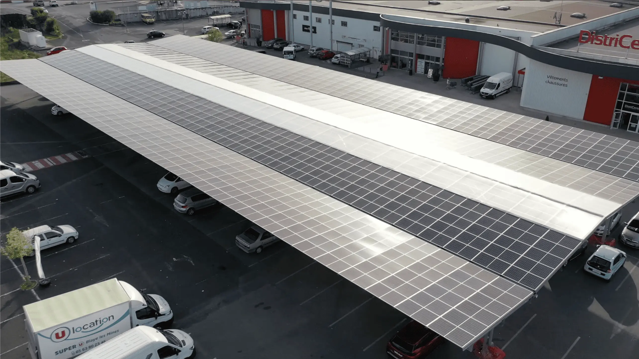 Le Super U de Blayes-les-Mines s'équipe d'ombrières photovoltaïques pour couvrir son parking (81)