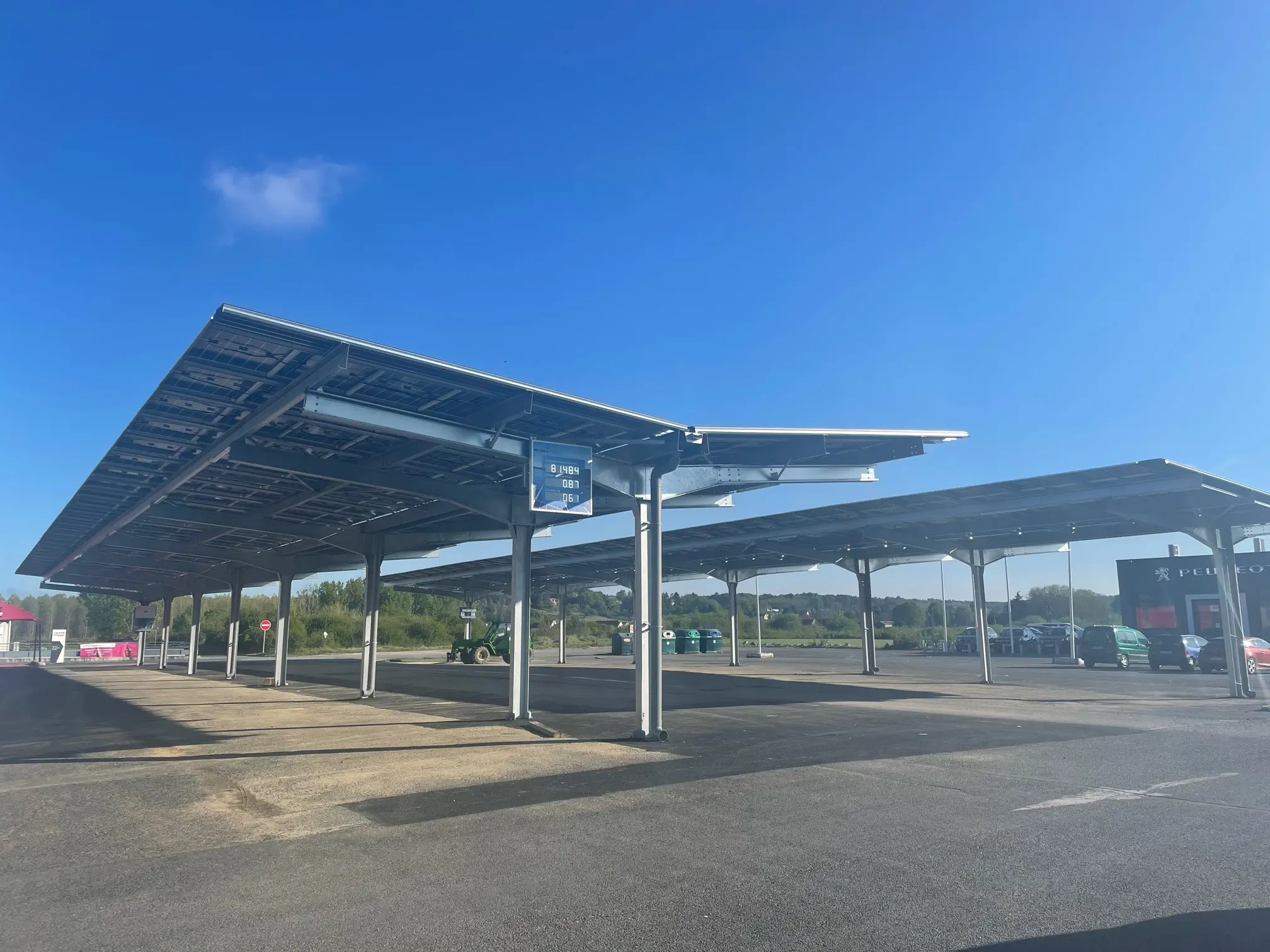 Des ombrières photovoltaïques pour couvrir le parking d'Intermarché à Noyers-Sur-Cher (41)