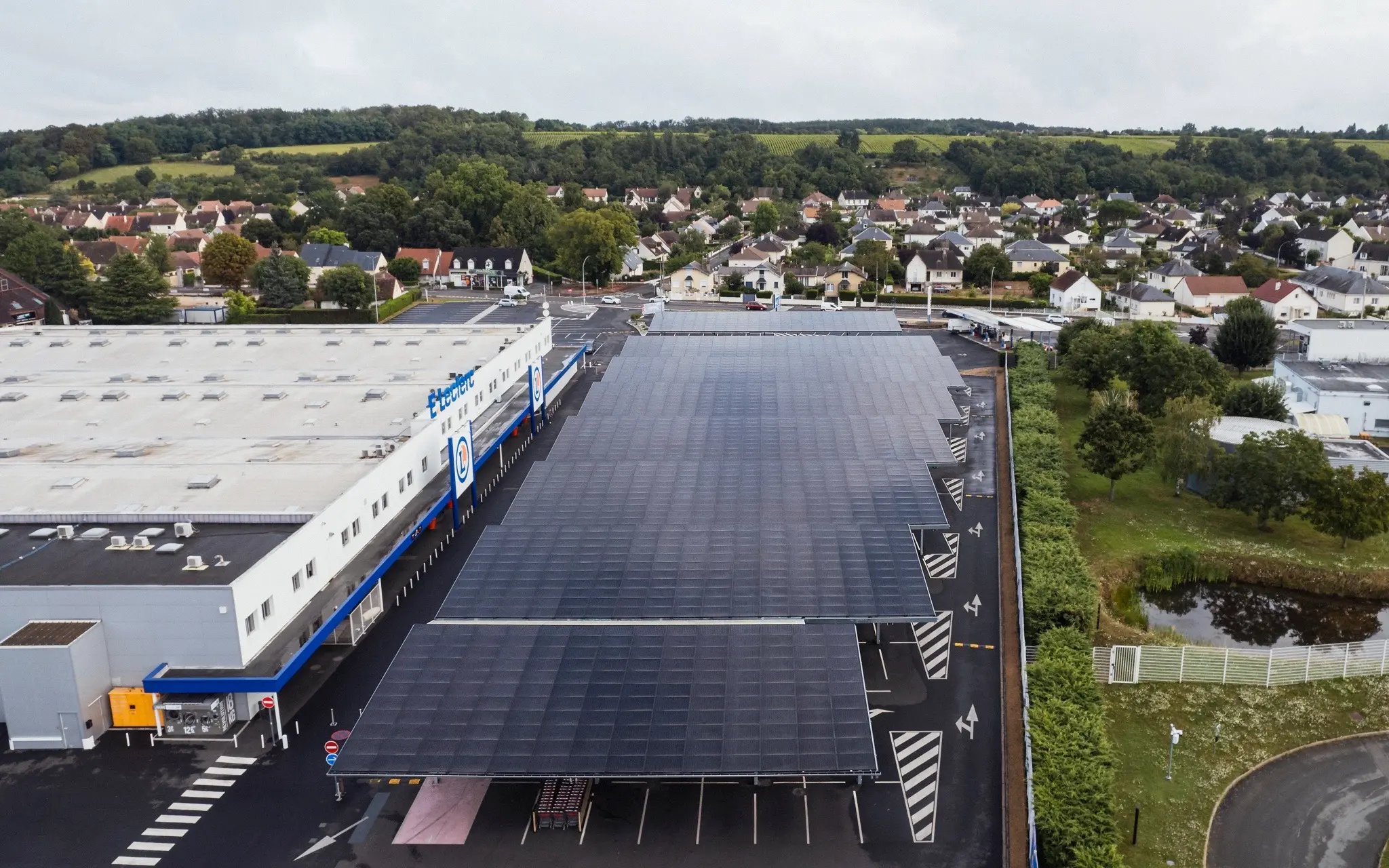 Installation d'Ombrières photovoltaïques au Leclerc de Vendôme (41)