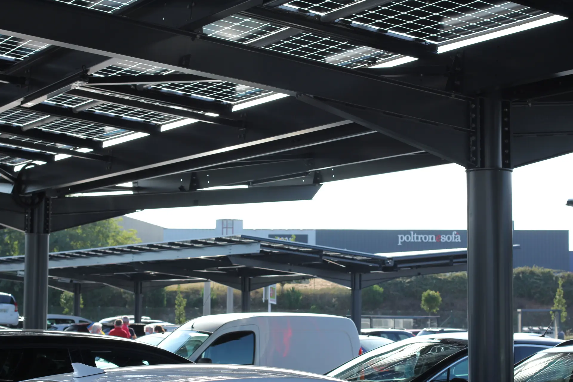 Ombrières photovoltaïques au E. Leclerc de Niort : confort et économies (79)