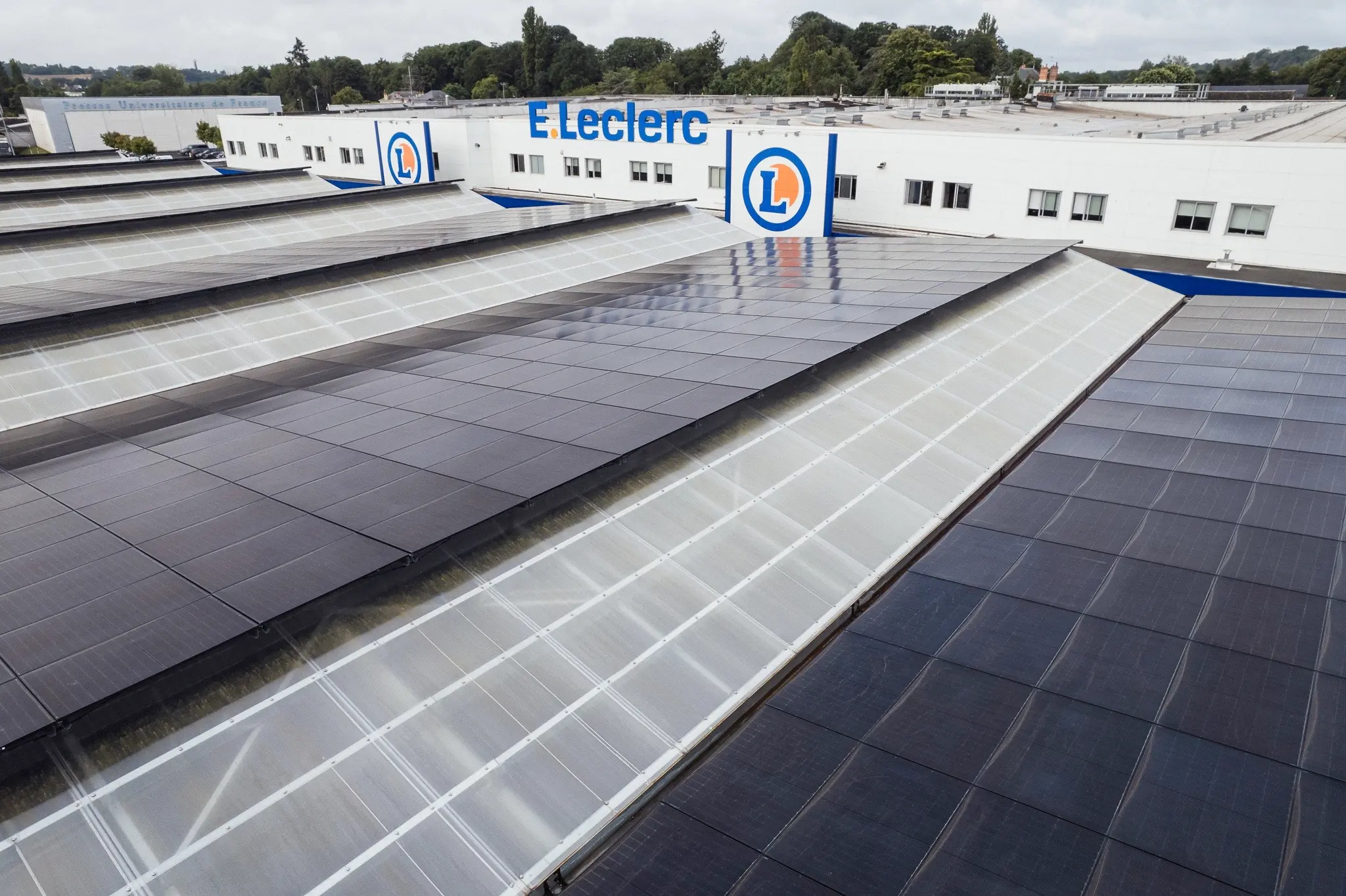 Installation d'Ombrières photovoltaïques au Leclerc de Vendôme (41)