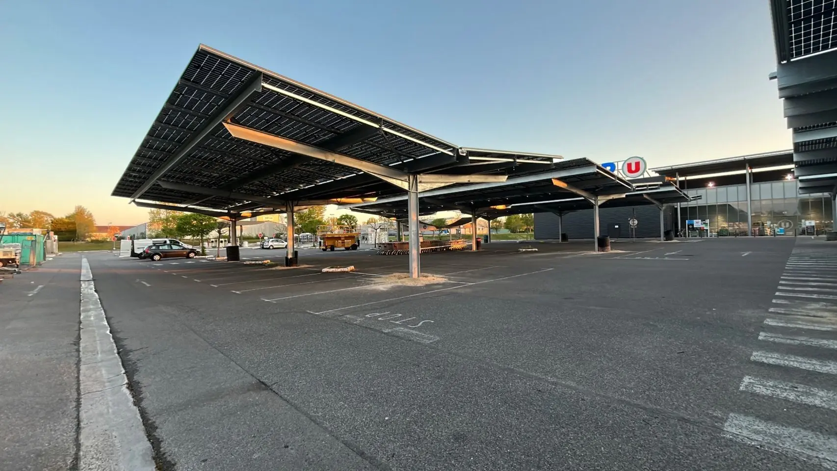 Installation d'ombrières de parking au Super U de Caussade (83)