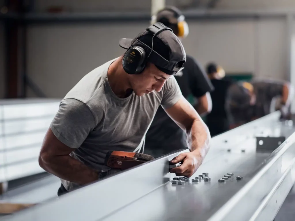 Pose d'écrous dans la fabrication des ombrières par Developp'Sun
