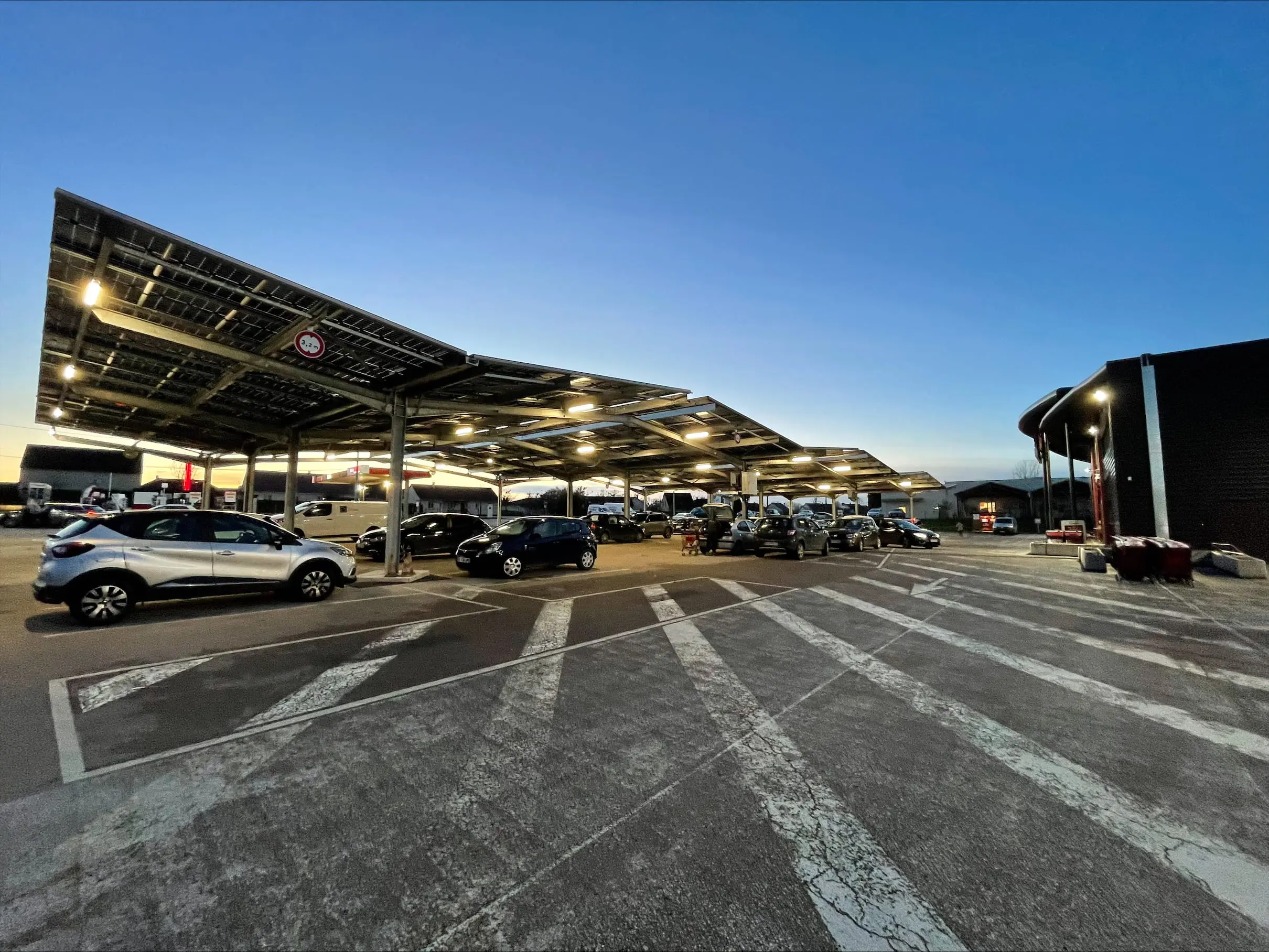 Ombrières de parking sur l'Intermarché de Dun Le Palestel (23)