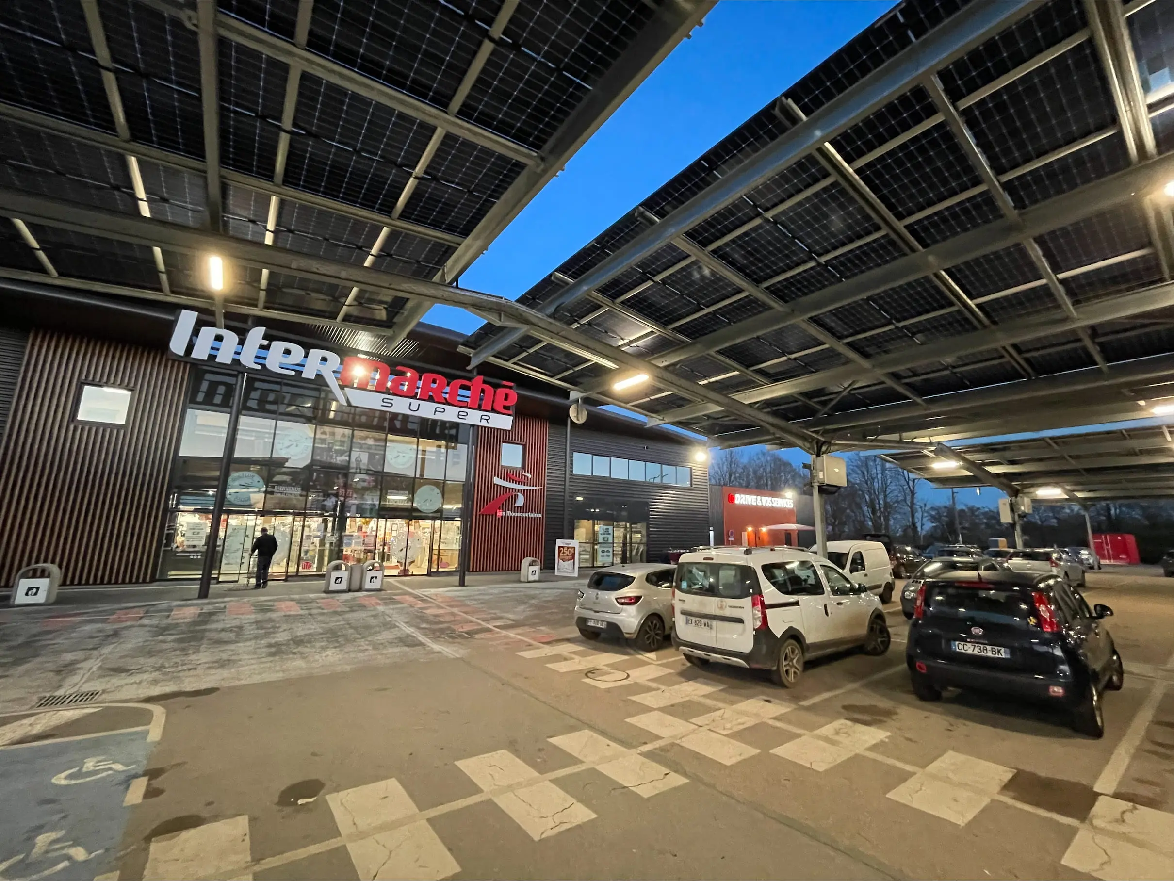 Ombrières de parking sur l'Intermarché de Dun Le Palestel (23)