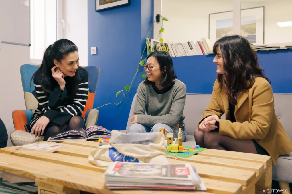 Equipe de Developp'sun en train d'échanger autour d'une table