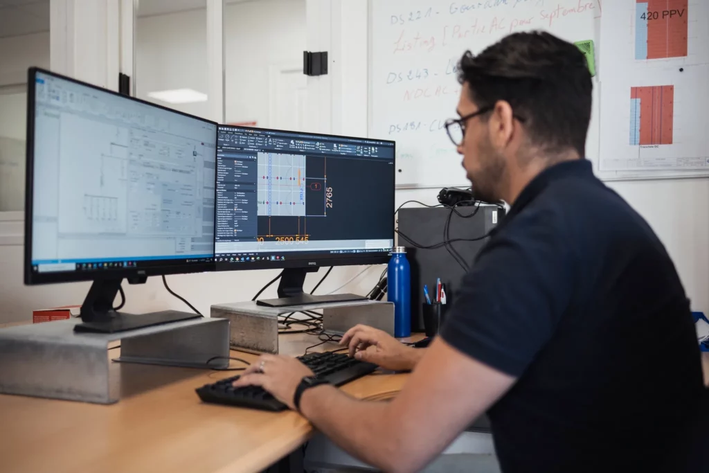 Equipe Developp'sun travaillant sur les plans des ombrières.