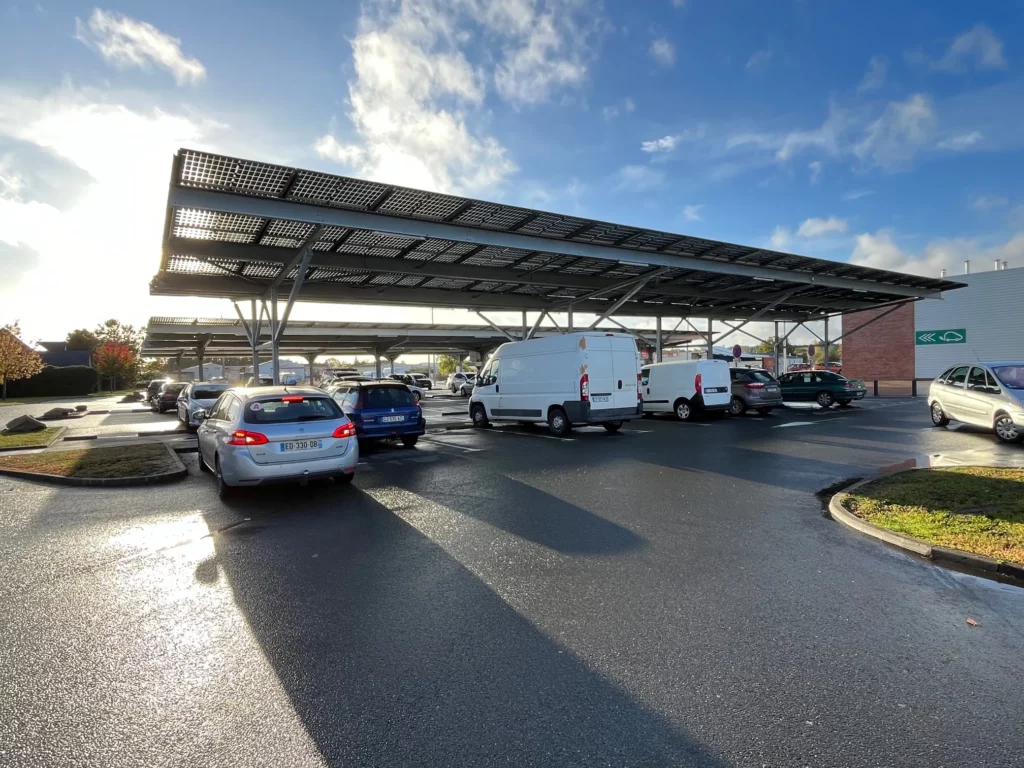 Ombrière solaire sur parking SUPER U DURTAL