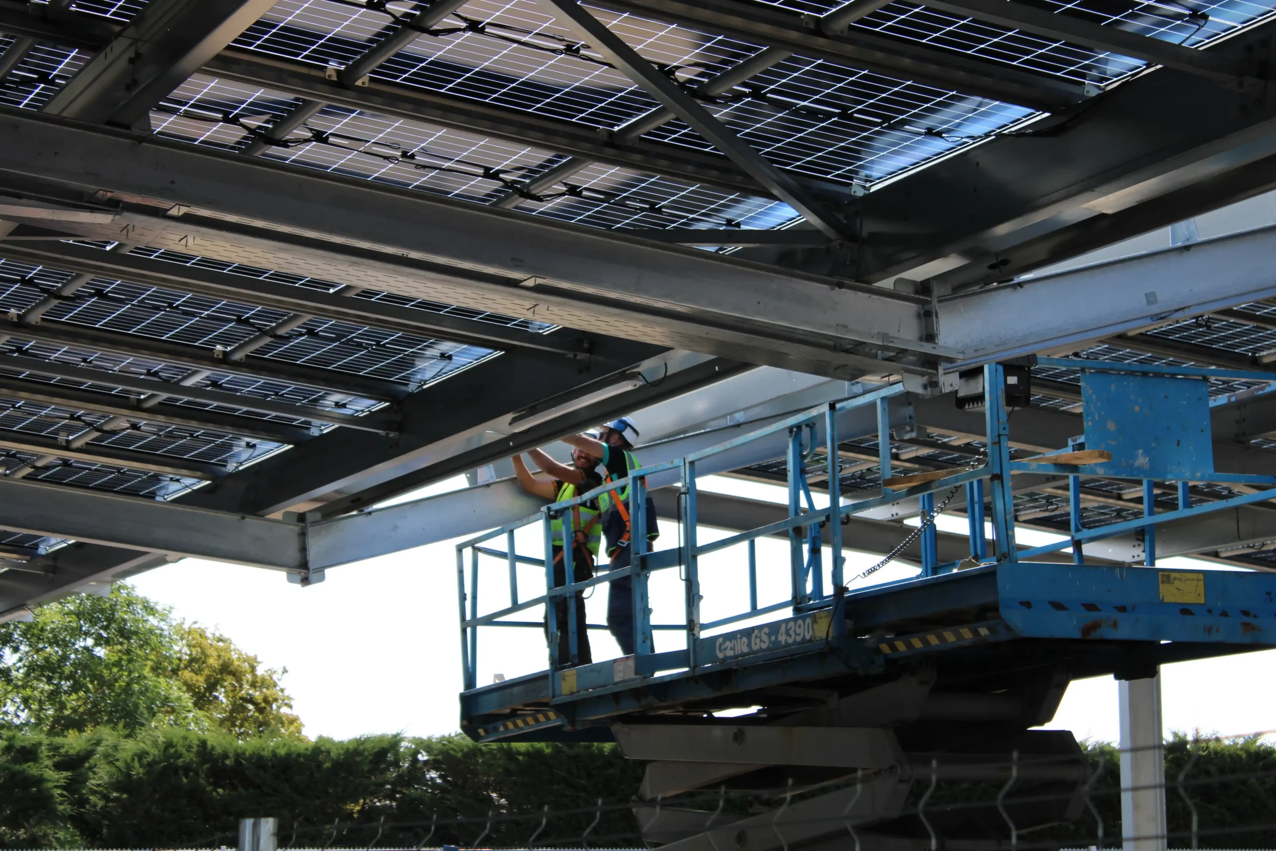 Chantier d'installation et montage des ombrière de parking solaire de developp'Sun